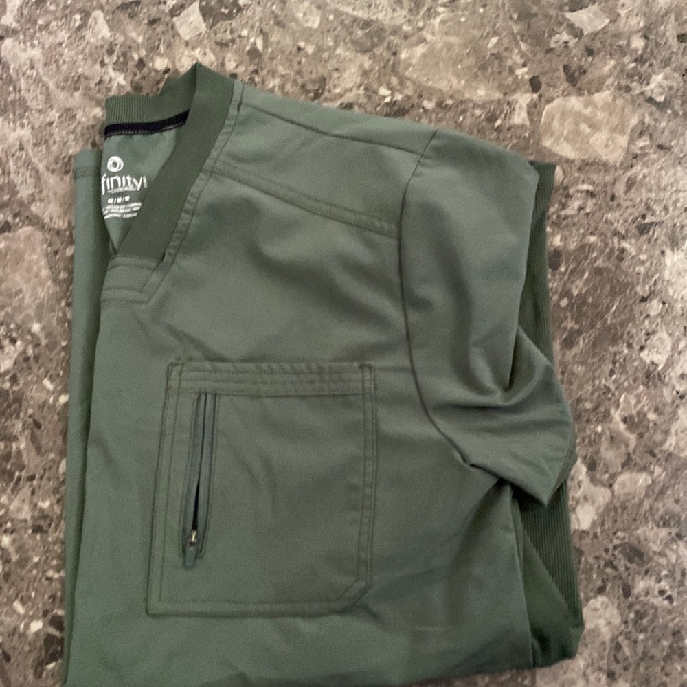 Men’s scrub top